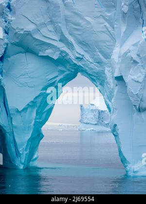 Große Eisberge, die in der Bellingshausener See, der Antarktis, den Polarregionen schwimmen Stockfoto