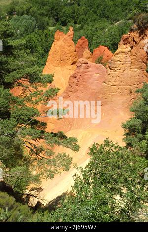 Roussillon, Frankreich - Juni 2021: Die unglaublichen Ockersteinbrüche unter freiem Himmel in der Provence Stockfoto