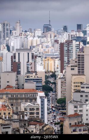 Konkrete Wohnblöcke und Geschäftsbüros im Finanzviertel der Innenstadt, Sao Paulo, Brasilien Stockfoto