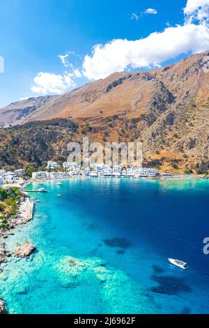 Luftaufnahme des Küstendorfes Loutro, eingebettet in die idyllische Bucht, die vom türkisfarbenen Meer, der Insel Kreta, den griechischen Inseln und Griechenland gespült wird Stockfoto