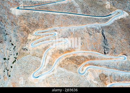 Haarnadelkurven der Bergstraße von oben, Luftaufnahme, Kreta Insel, griechische Inseln, Griechenland Stockfoto