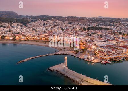 Luftaufnahme des venezianischen Hafens und Leuchtturms bei Sonnenuntergang, Rethymno, Kreta Insel, Griechische Inseln, Griechenland, Europa Stockfoto