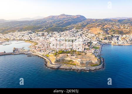 Luftaufnahme des alten venezianischen Hafens und der Fortezza, Zitadelle der Küstenstadt Rethymno, der Insel Kreta, der griechischen Inseln, Griechenlands, Europas Stockfoto