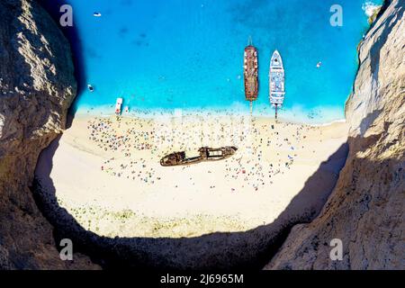 Touristenmassen, die sich am idyllischen Shipwreck Beach (Navagio Beach) sonnen, Luftbild, Insel Zakynthos, griechische Inseln, Griechenland, Europa Stockfoto