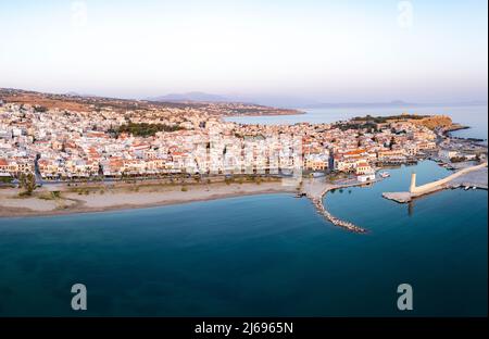 Luftpanorama des alten venezianischen Hafens und der mittelalterlichen Stadt Rethymno bei Sonnenaufgang, der Insel Kreta, den griechischen Inseln, Griechenland, Europa Stockfoto