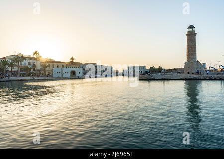 Sonnenuntergang über der mittelalterlichen Stadt Rethymno und dem alten Leuchtturm, der Insel Kreta, den griechischen Inseln, Griechenland, Europa Stockfoto