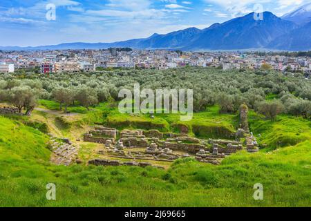 Antenne Panoramablick von Sparta Stadt mit Taygetus Berge und alte Ruinen bleibt in Peloponnes, Griechenland Stockfoto