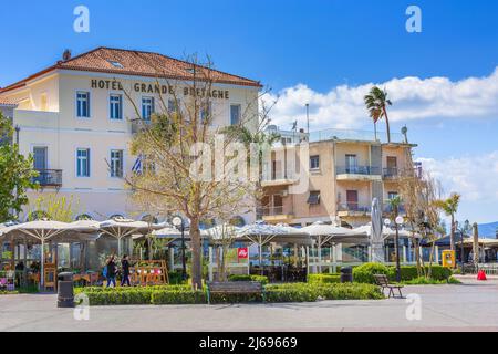 Nafplio, Griechenland - 30. März 2019: Promenade mit Hotel und Café in Nafplion, Peloponnes Stockfoto