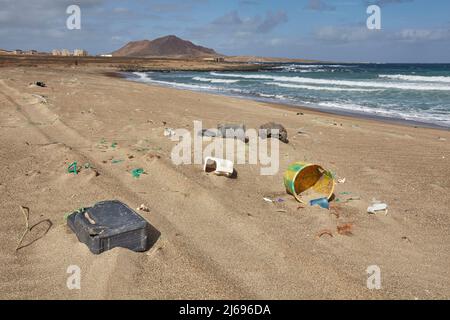 Plastikverschmutzung am Strand von Baia Parda, Ostküste von Sal, Kapverdische Inseln, Atlantik, Afrika Stockfoto