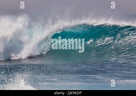 Surfen im Atlantik bei Ponta Preta, Südwestküste von Sal, Kapverdische Inseln, Atlantik, Afrika Stockfoto