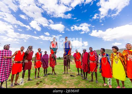 Maasai Einheimische tanzen, Maasai Mara, Kenia, Ostafrika, Afrika Stockfoto