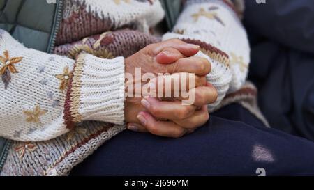 Ehepaar mittleren Alters hält ihre Hände in Nahaufnahme verschlossenen Kopierraum. Hochwertige Fotos Stockfoto