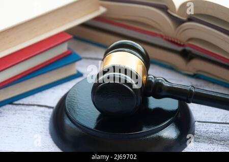 Rechtsanwalt gavel auf Holztisch mit Bücher Hintergrund. Rechtskonzept Stockfoto