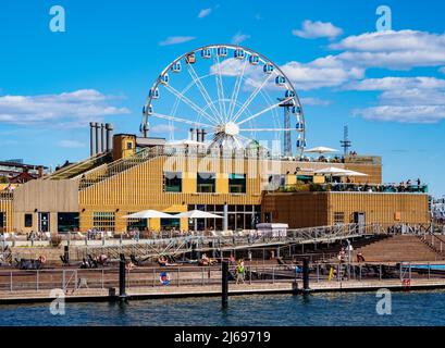 Blick über den Südhafen in Richtung Allas Sea Pool und Restaurant und SkyWheel Ferris Wheel, Helsinki, Uusimaa County, Finnland Stockfoto