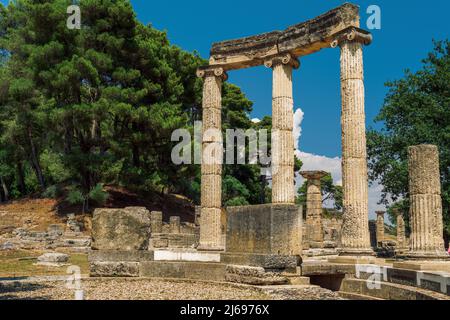 Das antike Olympia, archäologische Stätte mit runden Säulen des Philippeion-Gedenkens, UNESCO-Weltkulturerbe, Olympia, Griechenland, Europa Stockfoto