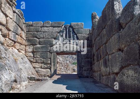 Dreieckiges Löwentor, der Eingang zur antiken Zitadelle, Mykene, UNESCO-Weltkulturerbe, Peloponnes, Griechenland, Europa Stockfoto