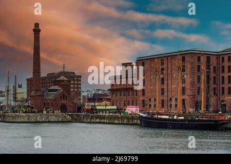 Abendansicht der Gebäude und Lagerhäuser des Royal Albert Dock aus Backstein und Stein, einschließlich des Pumphouse, Liverpool, Merseyside, England, Vereinigtes Königreich Stockfoto