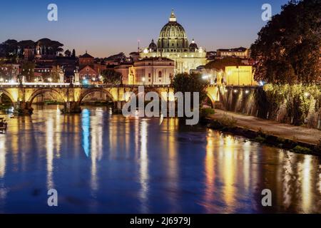 Nachtansicht der San Angelo Brücke am Tiber mit Hintergrund des beleuchteten Petersdoms im Vatikan, Rom, Latium, Italien, Europa Stockfoto
