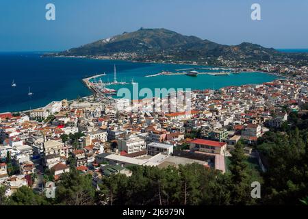 Zakynthos Stadtpanorama mit orangefarbenen Dachziegeln Flachbauten rund um den Hafen, Zakynthos, Ionische Inseln, griechische Inseln, Griechenland, Europa Stockfoto