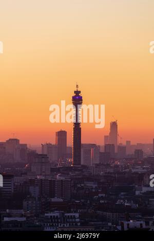 Luftaufnahme des BT Tower bei Sonnenuntergang, London, England, Großbritannien, Europa Stockfoto