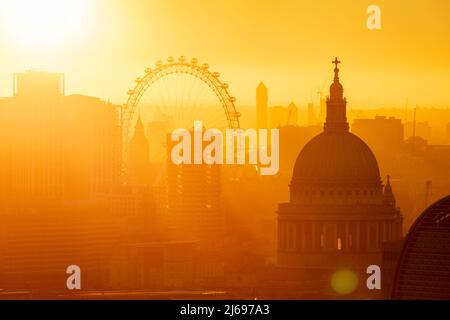 Luftaufnahme der Londoner Skyline bei Sonnenuntergang, einschließlich London Eye und St. Paul's Cathedral, London, England, Großbritannien, Europa Stockfoto