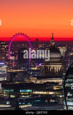 Luftaufnahme der Londoner Skyline bei Sonnenuntergang, einschließlich London Eye und St. Paul's Cathedral, London, England, Großbritannien, Europa Stockfoto