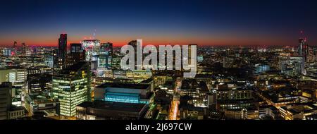 Panoramablick auf die Skyline von London in der Abenddämmerung, einschließlich St. Paul's Cathedral und West London, England, Großbritannien, Europa Stockfoto