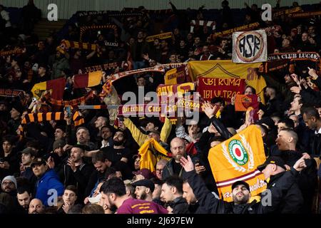 Leicester, Großbritannien. 28. April 2022. LEICESTER, ENGLAND - 28. APRIL: Fans VON AS Roma während des UEFA Conference League Semifinale Leg One Spiel zwischen Leicester City und AS Roma im King Power Stadium am 28. April 2022 in Leicester, Großbritannien. (Foto von Sebastian Frej) Kredit: Sebo47/Alamy Live News Stockfoto