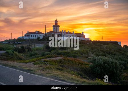 Roca Cape (Cabo da Roca) Leuchtturm, westlichster Punkt Europas, bei Sonnenuntergang, Portugal Stockfoto