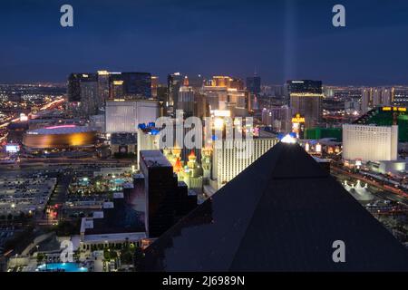 Erhöhter Blick auf das Luxor Hotel und Casino und den Las Vegas Strip bei Nacht, Las Vegas, Nevada, Vereinigte Staaten von Amerika Stockfoto