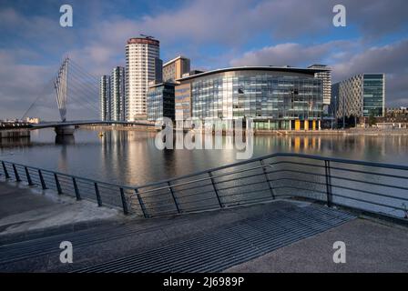 MediaCityUK, Media City Footbridge und BBC Studios, Salford Quays, Salford, Manchester, England, Vereinigtes Königreich, Europa Stockfoto