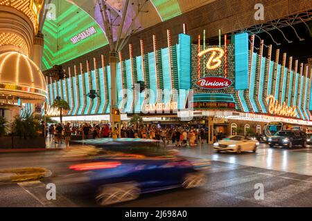 Binions Gambling Hall and Hotel and the Fremont Experience at Night, Fremont Street, Las Vegas, Nevada, Vereinigte Staaten von Amerika Stockfoto