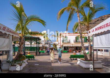 Blick auf Cafés und Geschäfte entlang der Promenade in der Altstadt, Puerto de Mogan, Gran Canaria, Kanarische Inseln, Spanien, Atlantik, Europa Stockfoto