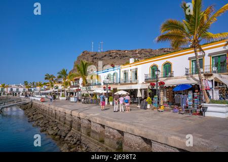Blick auf den Hafen und bunte Gebäude entlang der Promenade in der Altstadt, Puerto de Mogan, Gran Canaria, Kanarische Inseln, Spanien, Atlantik, Europa Stockfoto