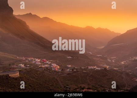 Blick auf die Berglandschaft während der goldenen Stunde bei Tasarte, Gran Canaria, Kanarische Inseln, Spanien, Atlantik, Europa Stockfoto