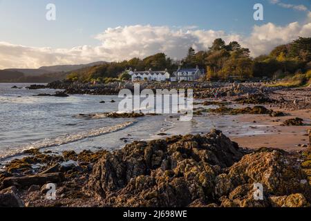 Strand und felsige Küste am Solway Firth, Rockcliffe, Dalbeattie, Dumfries und Galloway, Schottland, Vereinigtes Königreich, Europa Stockfoto