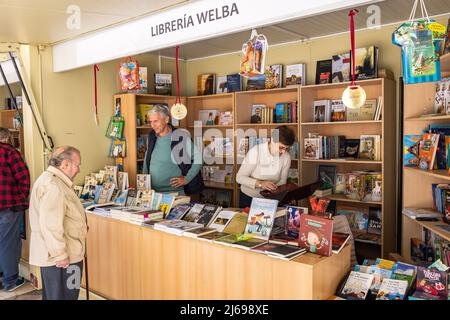 Huelva, Spanien - 24. April 2022: Stand der Ausgabe 46. der Buchmesse auf der zentralen Plaza de las Monjas (Platz der Nonnen) des Cit Stockfoto