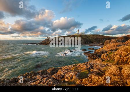 Killantringan Lighthouse on Black Head und Rocky Coastline at Sunset, Portpatrick, Dumfries and Galloway, Schottland, Vereinigtes Königreich, Europa Stockfoto