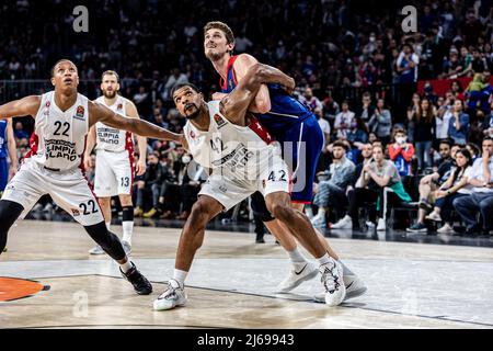 Istanbul, Türkei. 28. April 2022. Kyle Hines (Nr. 42) von der AX Armani Exchange Mailand und Tibor Pleiss (R) von Anadolu Efes Istanbul in Aktion während des EuroLeague-Playoffs-Spiels 2021/2022 zwischen Anadolu Efes und Milano im Sinan Erdem Dome von Turkish Airlines 4. Endstand; Anadolu Efes 75:70 Mailand. Kredit: SOPA Images Limited/Alamy Live Nachrichten Stockfoto