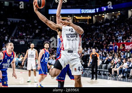 Istanbul, Türkei. 28. April 2022. Kyle Hines (Nr. 42) von der AX Armani Exchange Mailand in Aktion während des EuroLeague-Playoffs-Spiels 2021/2022 zwischen Anadolu Efes und Milano im Sinan Erdem Dome von Turkish Airlines 4. Endstand; Anadolu Efes 75:70 Mailand. Kredit: SOPA Images Limited/Alamy Live Nachrichten Stockfoto