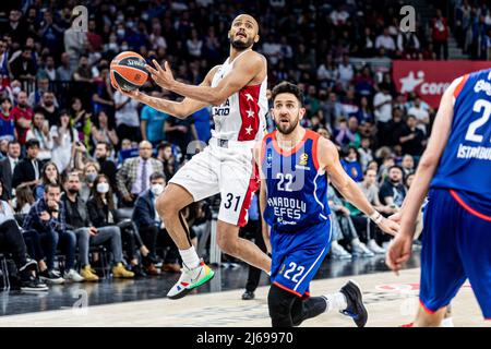 Istanbul, Türkei. 28. April 2022. Shavon Shields (L) von der AX Armani Exchange Mailand und Vasilije Micic (R) von Anadolu Efes Istanbul im Rahmen des EuroLeague-Playoffs-Spiels 2021/2022 4 zwischen Anadolu Efes und Milano im Sinan Erdem Dome in Aktion. Endstand; Anadolu Efes 75:70 Mailand. Kredit: SOPA Images Limited/Alamy Live Nachrichten Stockfoto