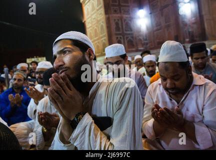 Neu-Delhi, Indien. 29. April 2022. (220429) -- NEU-DELHI, 29. April 2022 (Xinhua) -- Gläubige nehmen am Laylat al-Qadr Nachtgebet in Jama Masjid in Neu-Delhi, Indien, am 29. April 2022 Teil. (Xinhua/Javed Dar) Quelle: Xinhua/Alamy Live News Stockfoto