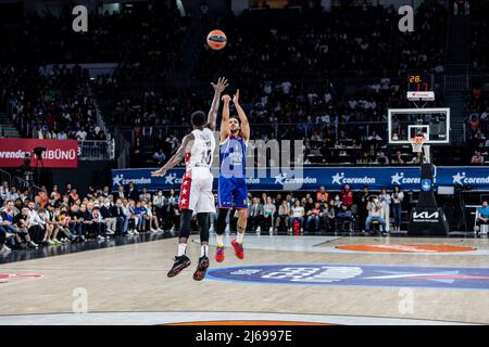 Istanbul, Türkei. 28. April 2022. Shane Larkin (R) von Anadolu Efes Istanbul und Jerian Grant (L) von AX Armani Exchange Mailand im Einsatz während des EuroLeague-Playoffs-Spiels 2021/2022 zwischen Anadolu Efes und Milano im Sinan Erdem Dome von Turkish Airlines 4. Endstand; Anadolu Efes 75:70 Mailand. Kredit: SOPA Images Limited/Alamy Live Nachrichten Stockfoto