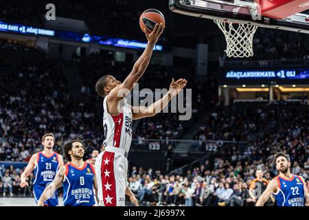 Istanbul, Türkei. 28. April 2022. Devon Hall of AX Armani Exchange Milan im Rahmen des EuroLeague Playoffs-Spiels 2021/2022 4 zwischen Anadolu Efes und Milano im Sinan Erdem Dome in Aktion. Endstand; Anadolu Efes 75:70 Mailand. Kredit: SOPA Images Limited/Alamy Live Nachrichten Stockfoto