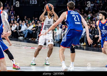 Istanbul, Türkei. 28. April 2022. Shavon Shields (L) von der AX Armani Exchange Mailand und Tibor Pleiss (R) von Anadolu Efes Istanbul im Rahmen des EuroLeague-Playoffs-Spiels 2021/2022 4 zwischen Anadolu Efes und Milano im Sinan Erdem Dome in Aktion. Endstand; Anadolu Efes 75:70 Mailand. Kredit: SOPA Images Limited/Alamy Live Nachrichten Stockfoto