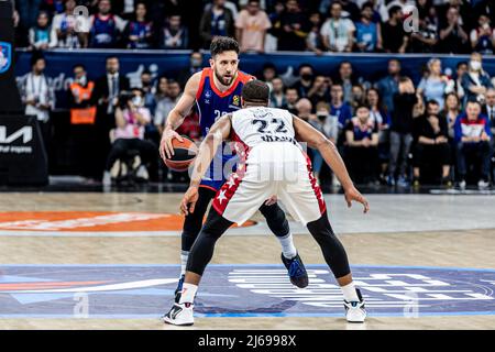 Istanbul, Türkei. 28. April 2022. Vasilije Micic (L) von Anadolu Efes Istanbul und Devon Hall (R) von AX Armani Exchange Mailand im Einsatz während des EuroLeague-Playoffs-Spiels 2021/2022 zwischen Anadolu Efes und Milano im Sinan Erdem Dome von Turkish Airlines 4. Endstand; Anadolu Efes 75:70 Mailand. Kredit: SOPA Images Limited/Alamy Live Nachrichten Stockfoto