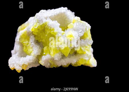 Calcit Schwefelkristall Mineral isoliert auf schwarzem Hintergrund Stockfoto