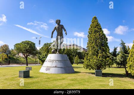 Huelva, Spanien - 24. April 2022: Denkmal in Andalucia Avenue der Stadt, Huelva zollt Fußball Tribut Stockfoto