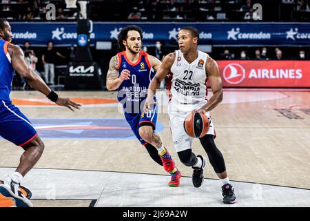 Devon Hall (R) der AX Armani Exchange Mailand und Shane Larkin (L) von Anadolu Efes Istanbul im Einsatz während des EuroLeague-Playoffs-Spiels 2021/2022 zwischen Anadolu Efes und Milano im Sinan Erdem Dome von Turkish Airlines 4. Endstand; Anadolu Efes 75:70 Mailand. (Foto von Nichola Muller / SOPA Images/Sipa USA) Stockfoto