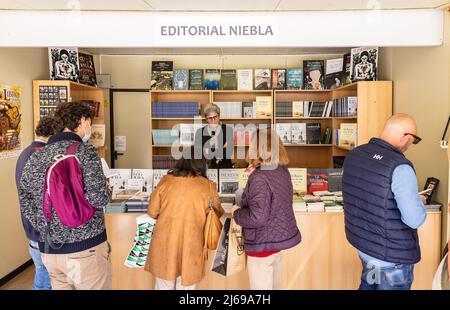 Huelva, Spanien - 24. April 2022: Stand der Ausgabe 46. der Buchmesse befindet sich im Zentrum der Plaza de las Monjas (Platz der Nonnen) der Stadt Stockfoto
